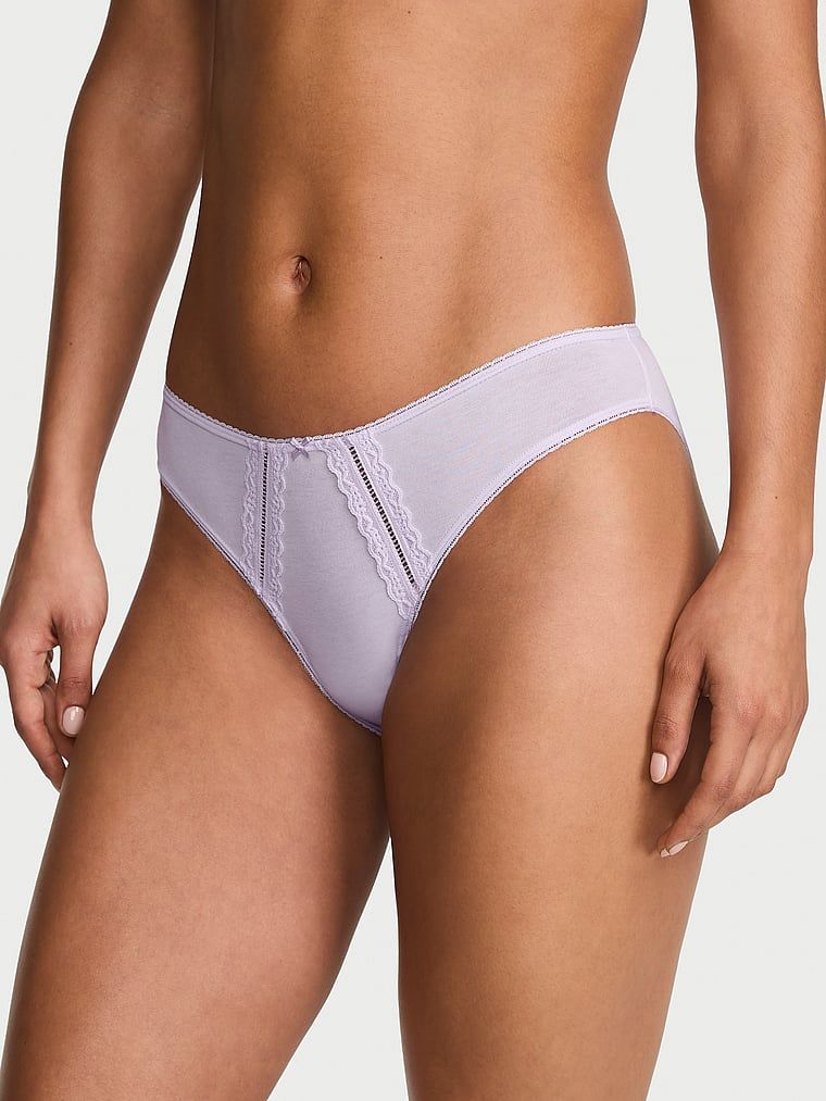 Chiloți din bumbac cu dantelă de bikini. Produsul este de culoare mov și provine din colecția Victoria's Secret.