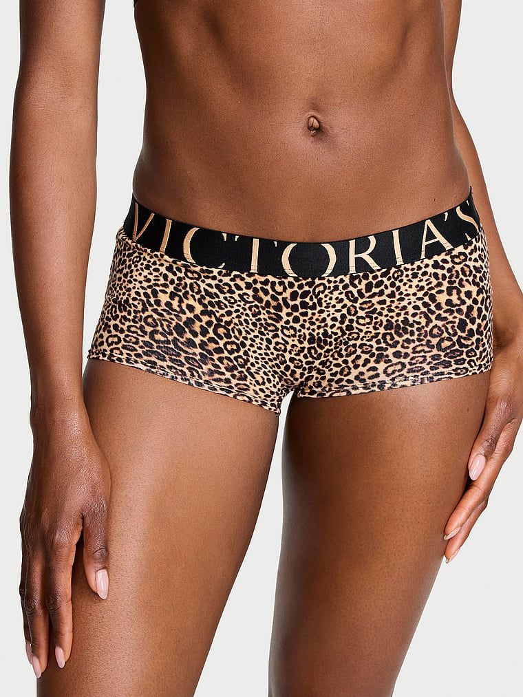 Pantaloni scurți de bumbac au explodat logo-ul Boyshort. Produsul este modelat și provine din colecția Bumbac.