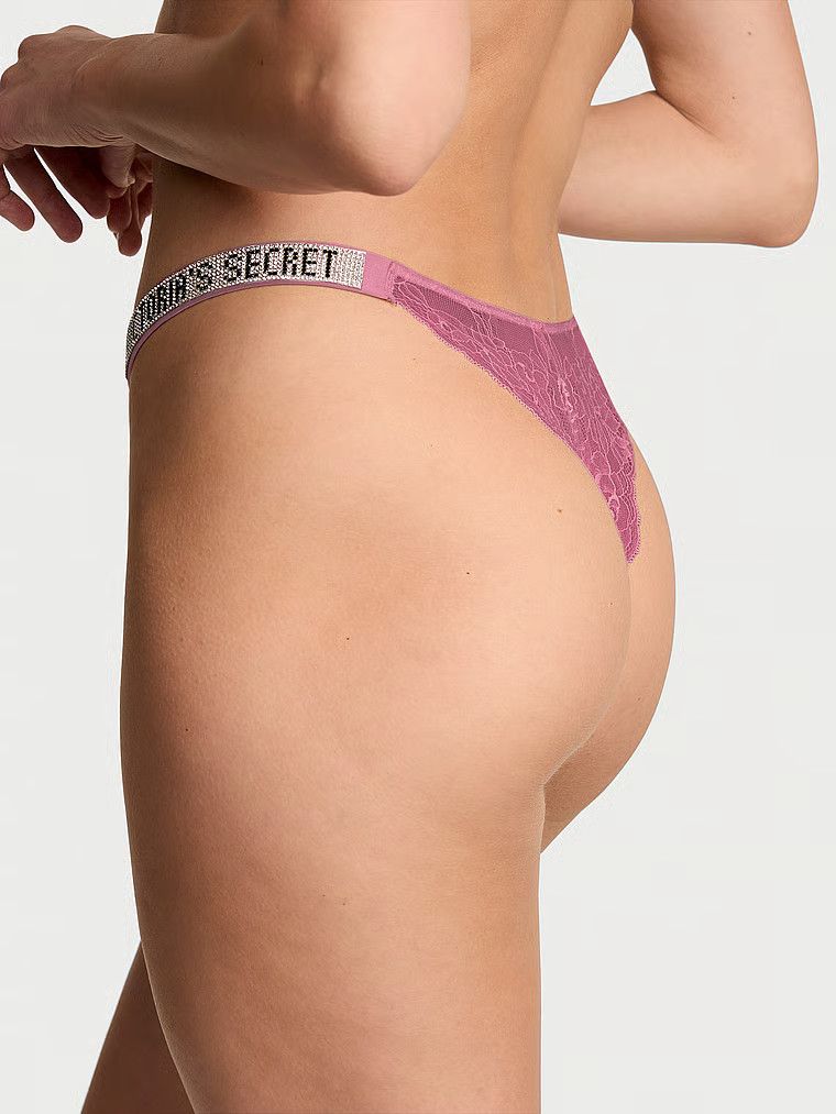 Chiloți brazilieni din dantelă Shine Strap cu bretele strălucitoare. Produsul este mov și provine din colecția Very Sexy.