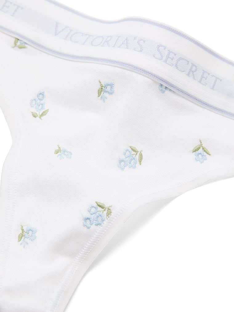 Tanga de bumbac cu broderie și logo. Produsul este modelat și provine din colecția Bumbac.