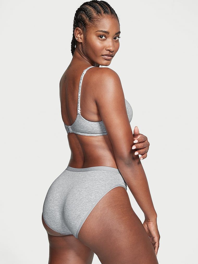 Chiloți cu picior înalt. Produsul este gri și provine din colecția Victoria's Secret.