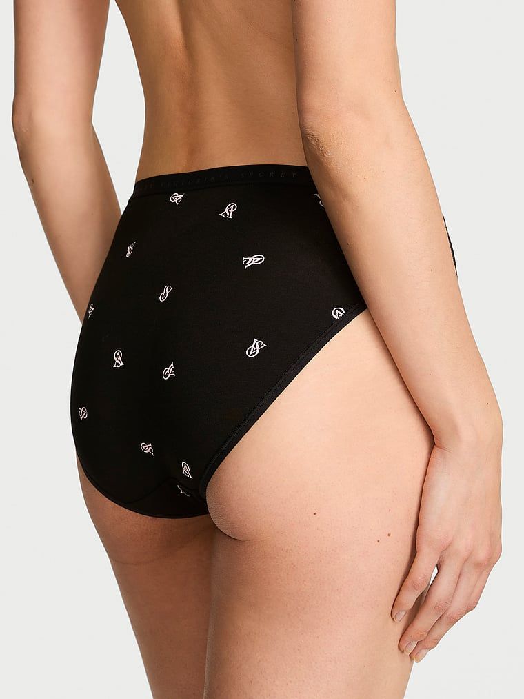 Chiloți din bumbac cu picioare înalte, pantaloni scurti cu picior înalt. Produsul este modelat și provine din colecția Victoria's Secret.