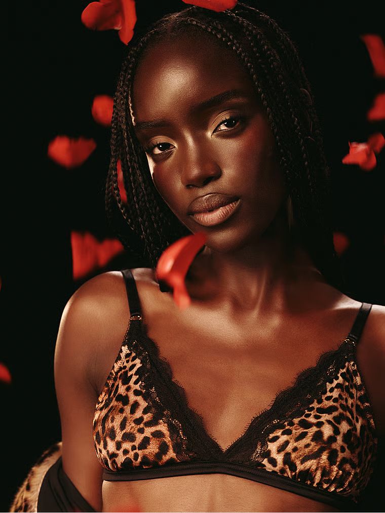 Bralet bralet Tease. Produsul este modelat și provine din colecția Victoria's Secret.