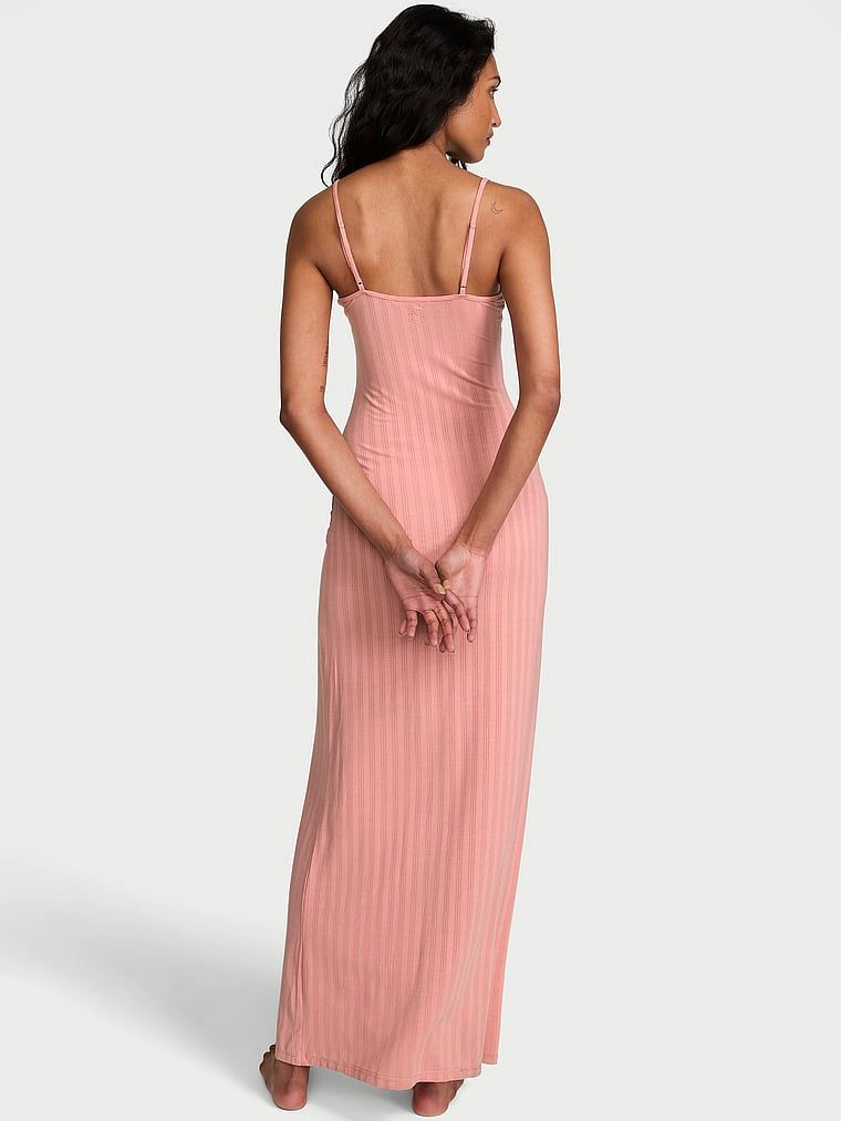 Rochie maxi lungă realizată din modal Ultra-Fine Slip. Produsul este roz și provine din colecția Victoria's Secret.