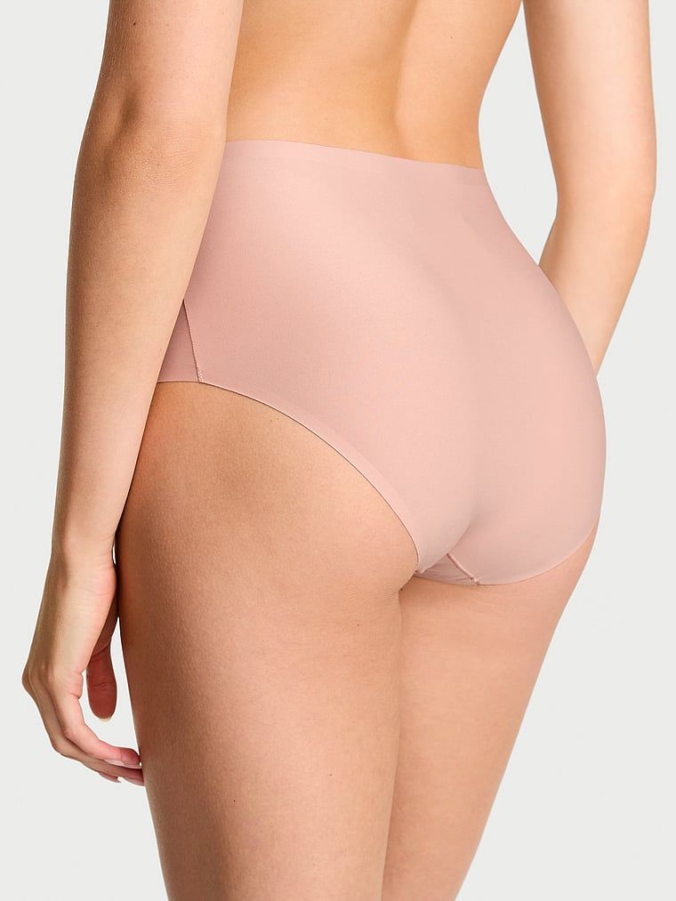 Chiloți flexibili din microfibră. Produsul este bej și provine din colecția Body by Victoria.