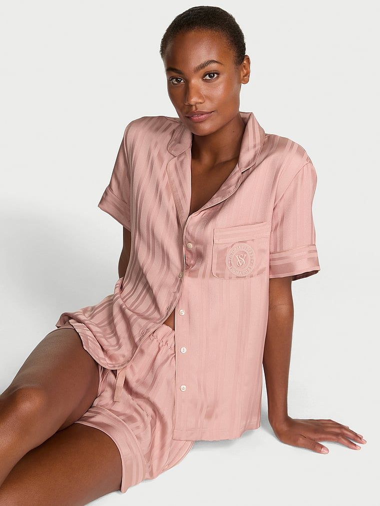 Pijamale din satin lucios cu pantaloni scurți din satin smălțuit. Produsul este roz și provine din colecția Victoria's Secret.
