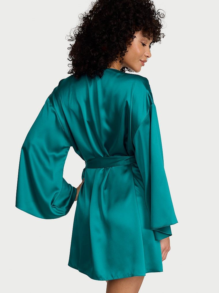 Halatul de satin scurt. Produsul este albastru și provine din colecția Victoria's Secret.
