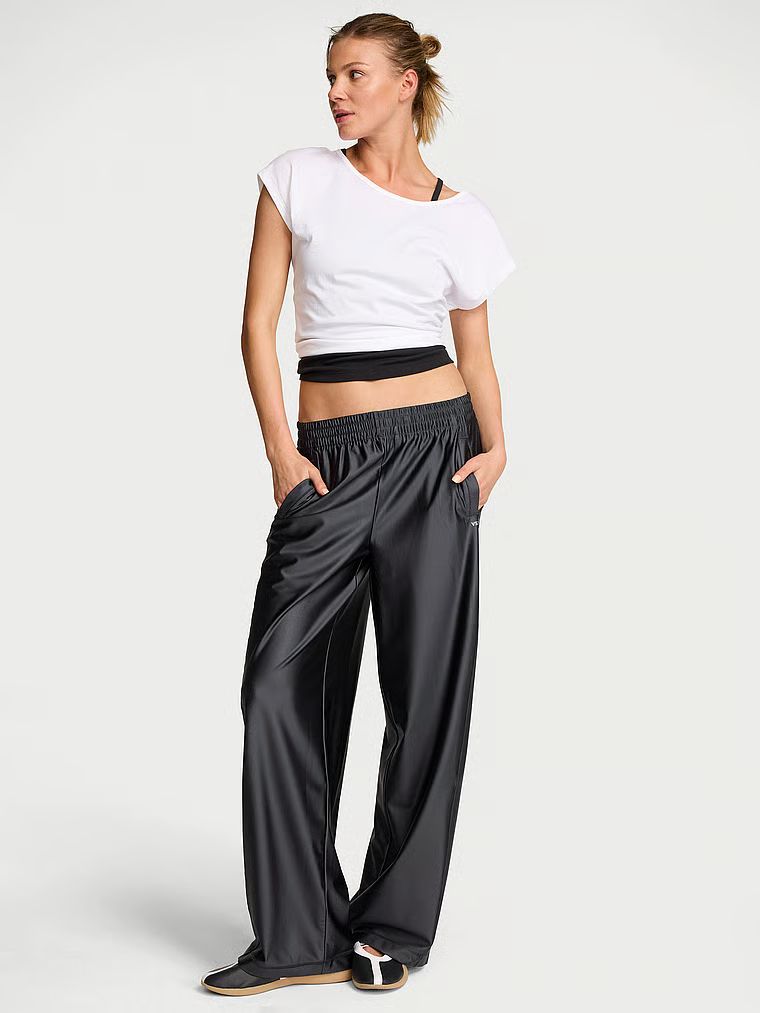 Pantaloni sport cu picioare late realizați din material lucios VSX GlossyTech. Produsul este negru și provine din colecția VSX.