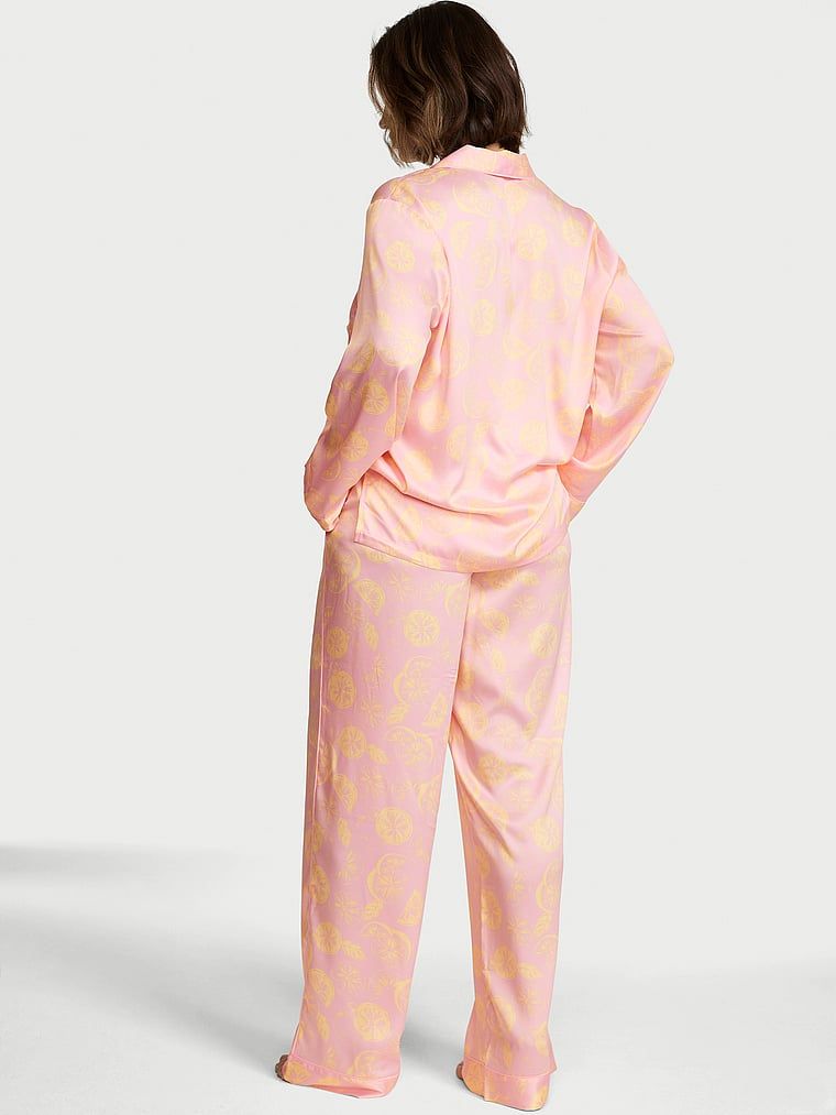 Pijamale din satin semnătură cu mâneci lungi. Produsul este modelat și provine din colecția Victoria's Secret.