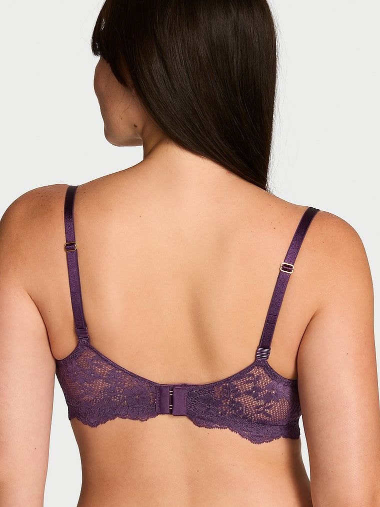 Wicked Lace Balconette Balconette fără sutien cu căptușeală. Produsul este de culoare mov și provine din colecția Dream Angels.