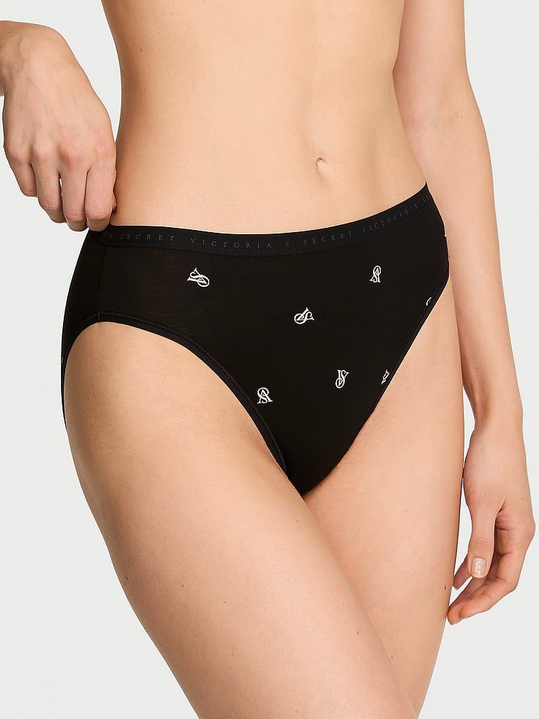 Chiloți din bumbac cu picioare înalte, pantaloni scurti cu picior înalt. Produsul este modelat și provine din colecția Victoria's Secret.