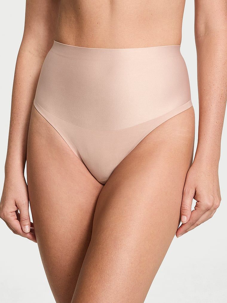 Tanga modelatoare cu talie înaltă Smoothing Shimmer. Produsul este bej și provine din colecția Body by Victoria.