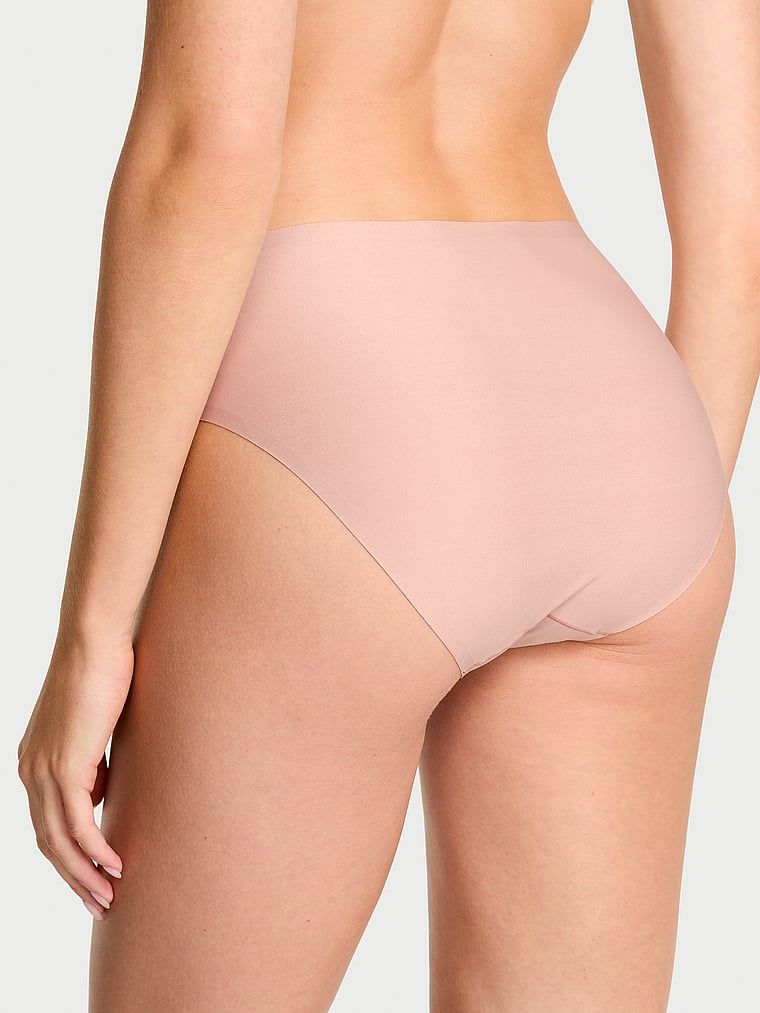 Chiloți bikini flexibili din microfibră. Produsul este bej și provine din colecția Body by Victoria.