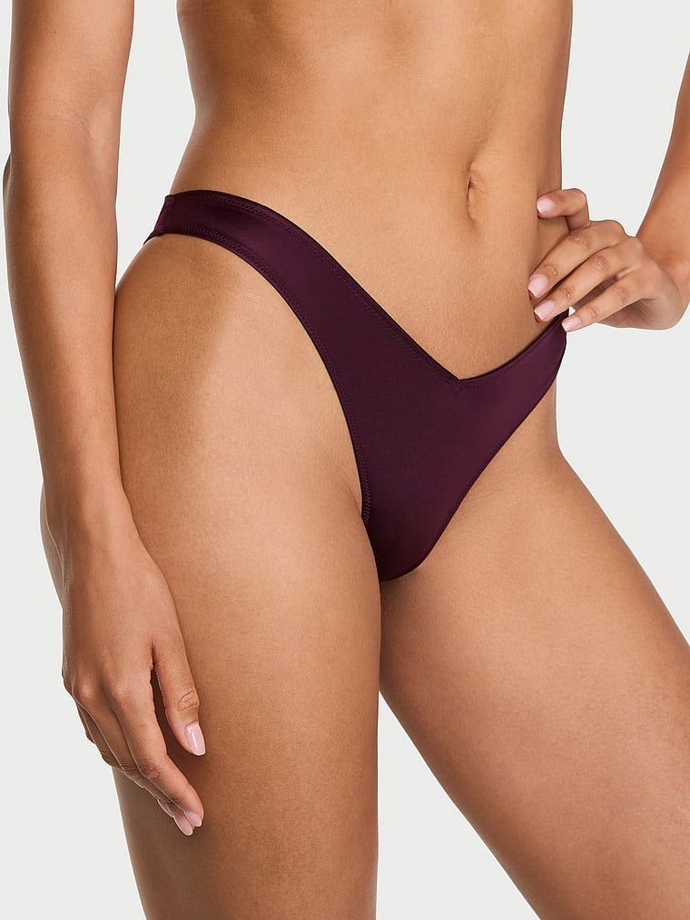 Tanga cu bretele la spate și picior înalt cu strappy-back. Produsul este de culoare mov și provine din colecția Very Sexy.