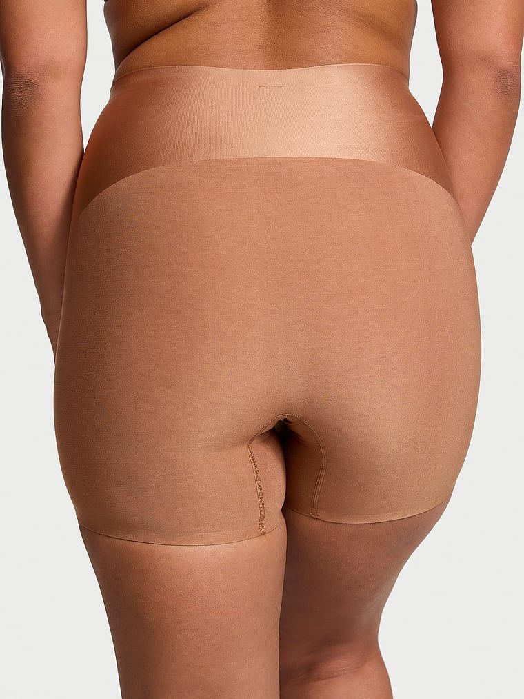 Pantaloni scurți modelați cu talie înaltă Smoothing Shimmer. Produsul este maro și provine din colecția Body by Victoria.