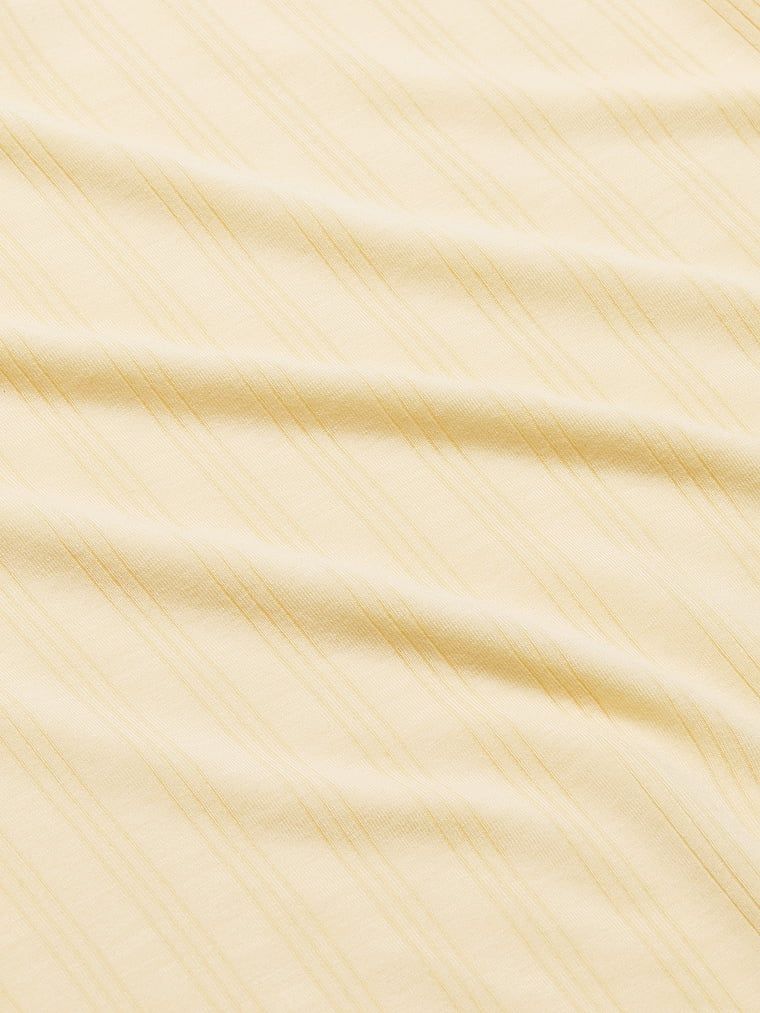 Tricou Modal SoSoft Ultra-Fine pentru dormit. Produsul este galben și provine din colecția Victoria's Secret.
