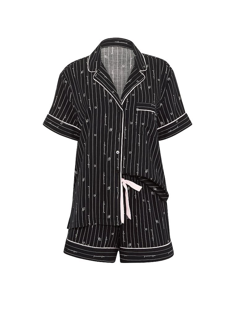 Pijamale din flanel cu pantaloni scurți. Produsul are o culoare cu model și provine din colecția Victoria's Secret.