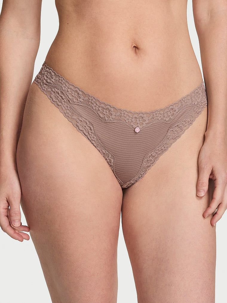 Tanga din bumbac cu dungi și dantelă pe margini. Produsul este de culoare maro și provine din colecția Lace Trim.