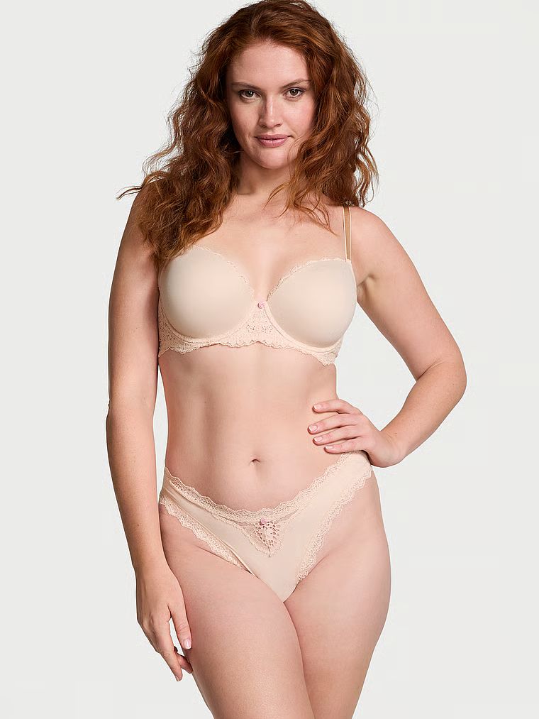 Chiloți brazilieni cu dantelă Trim brazilian. Produsul este bej și provine din colecția Dream Angels.