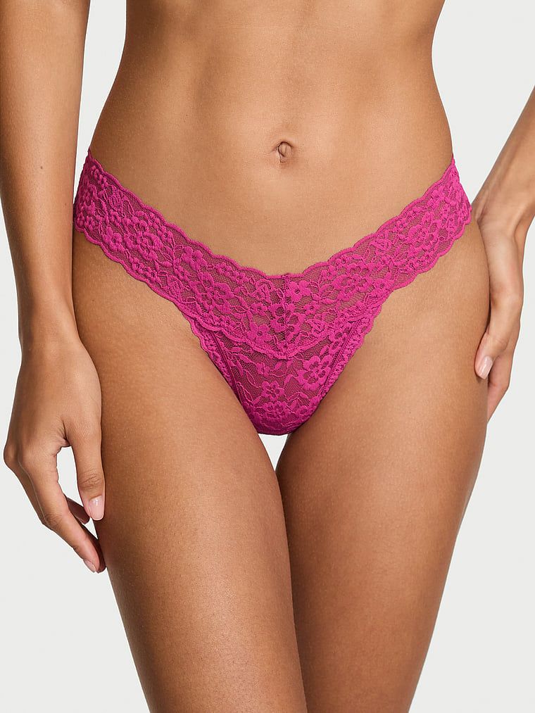 Tanga din dantelă cu bretele în spatele Blossom. Produsul este de culoare roz și provine din colecția Lacie.