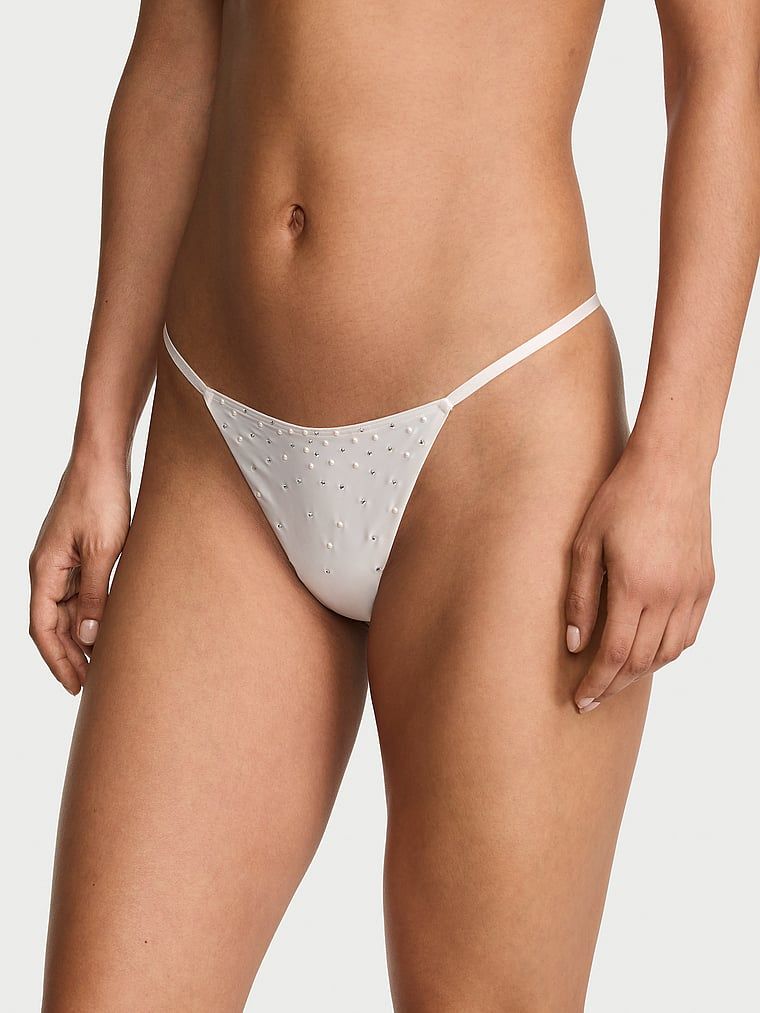 Tanga de satin cu cristale de perlă. Produsul este alb și provine din colecția Dream Angels.