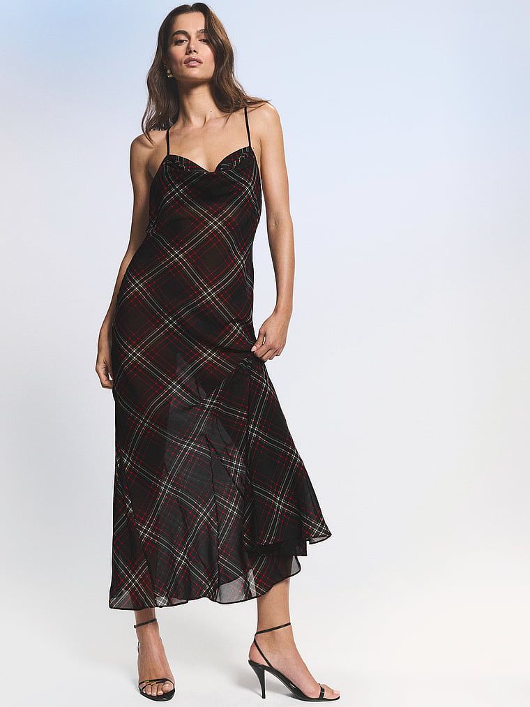Rochie maxi cămașă de noapte din șifon Tartan. Produsul este modelat și provine din colecția Very Sexy.