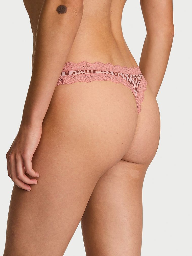 Tanga cu dantelă și margini în dantelă. Produsul este modelat și provine din colecția Dream Angels.