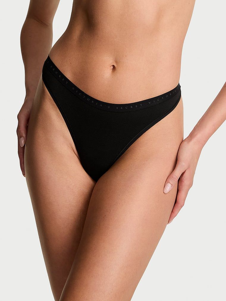 Tanga de bumbac cu picior înalt. Produsul este negru și provine din colecția Victoria's Secret.