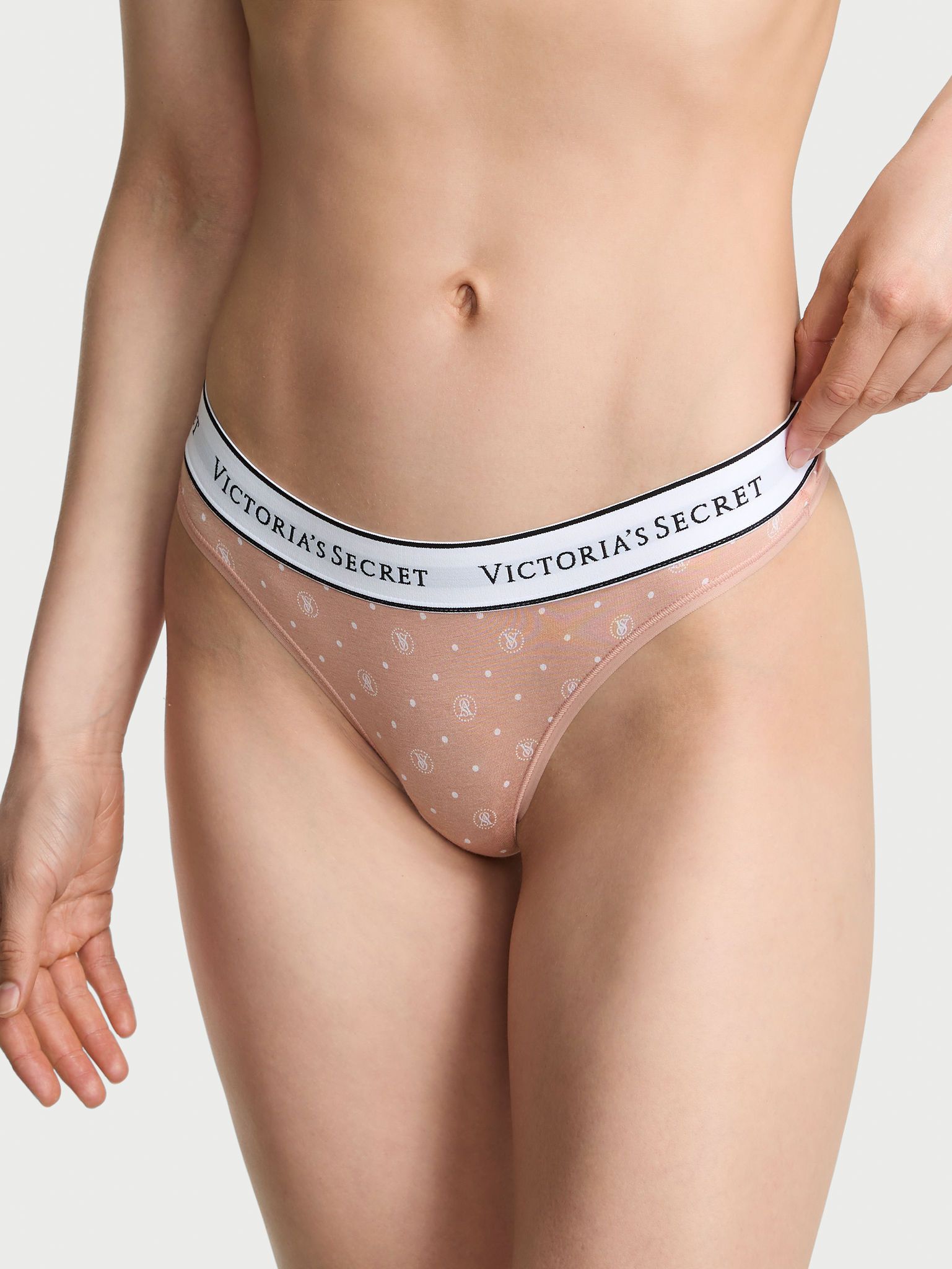Tanga din bumbac cu logo în talie. Produsul este modelat și provine din colecția Bumbac.