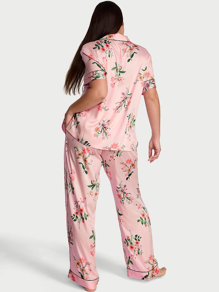 Pijamale lucioase din satin cu mâneci scurte și pantaloni lungi din satin glazurat. Produsul are un model floral și provine din colecția Victoria's Secret.