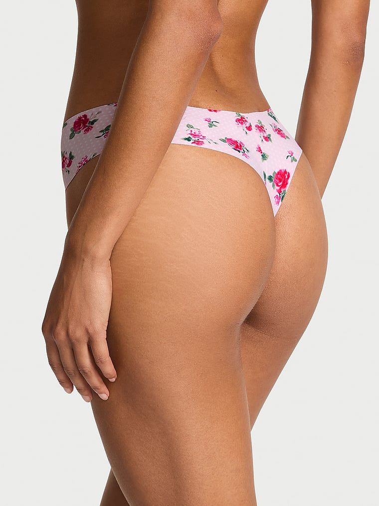 Tanga fără sudură fără prezentare. Produsul are un model floral și provine din colecția No-Show.