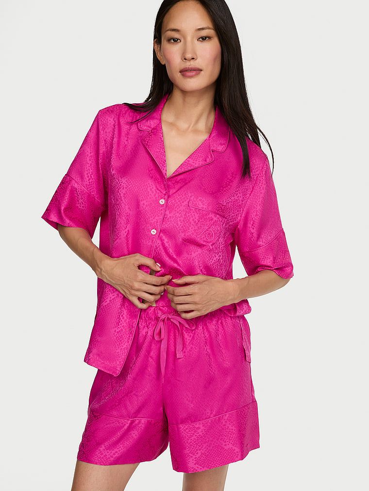 Pijamale din satin cu pantaloni scurți Signature. Produsul este roz și provine din colecția Victoria's Secret.
