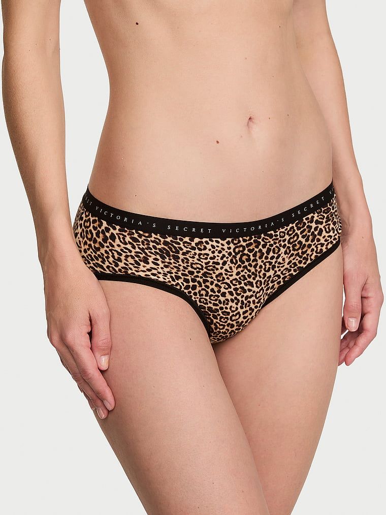 Chiloți din bumbac cu hiphugger. Produsul este modelat și provine din colecția Victoria's Secret.