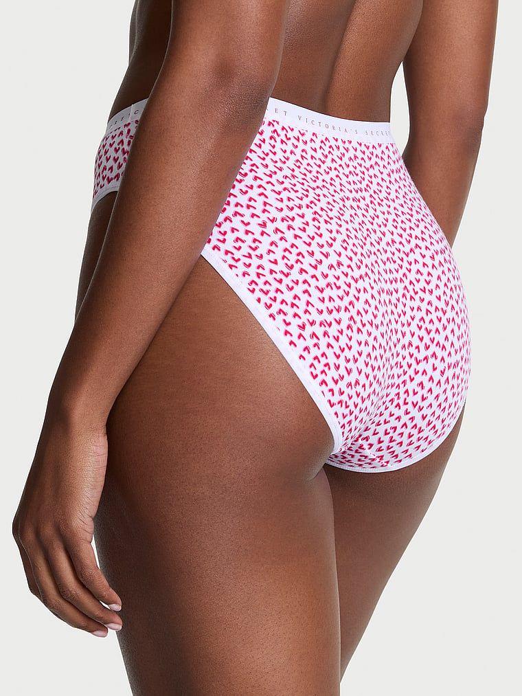 Chiloți din bumbac cu picioare înalte, pantaloni scurti cu picior înalt. Produsul este modelat și provine din colecția Victoria's Secret.