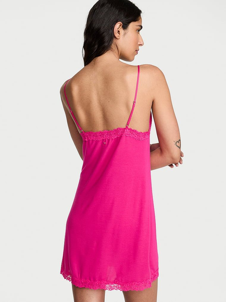 Cămașă de noapte realizată din SoSoft modal. Produsul este roz și provine din colecția Victoria's Secret.