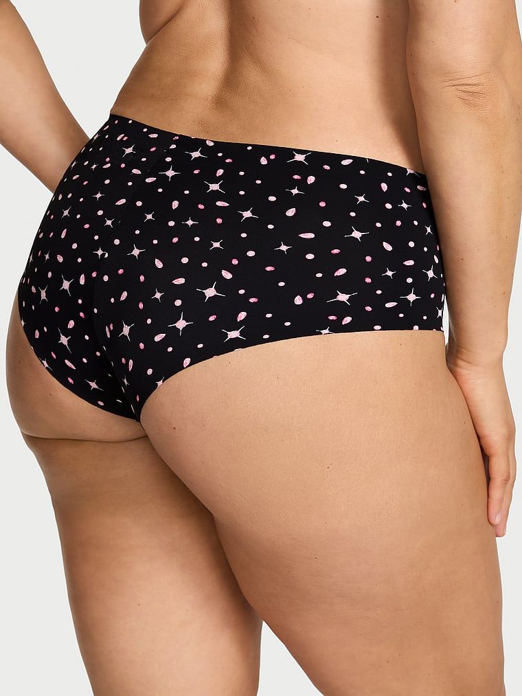 Chiloți fără cusături No-Show Cheeky. Produsul este modelat și provine din colecția No-Show.