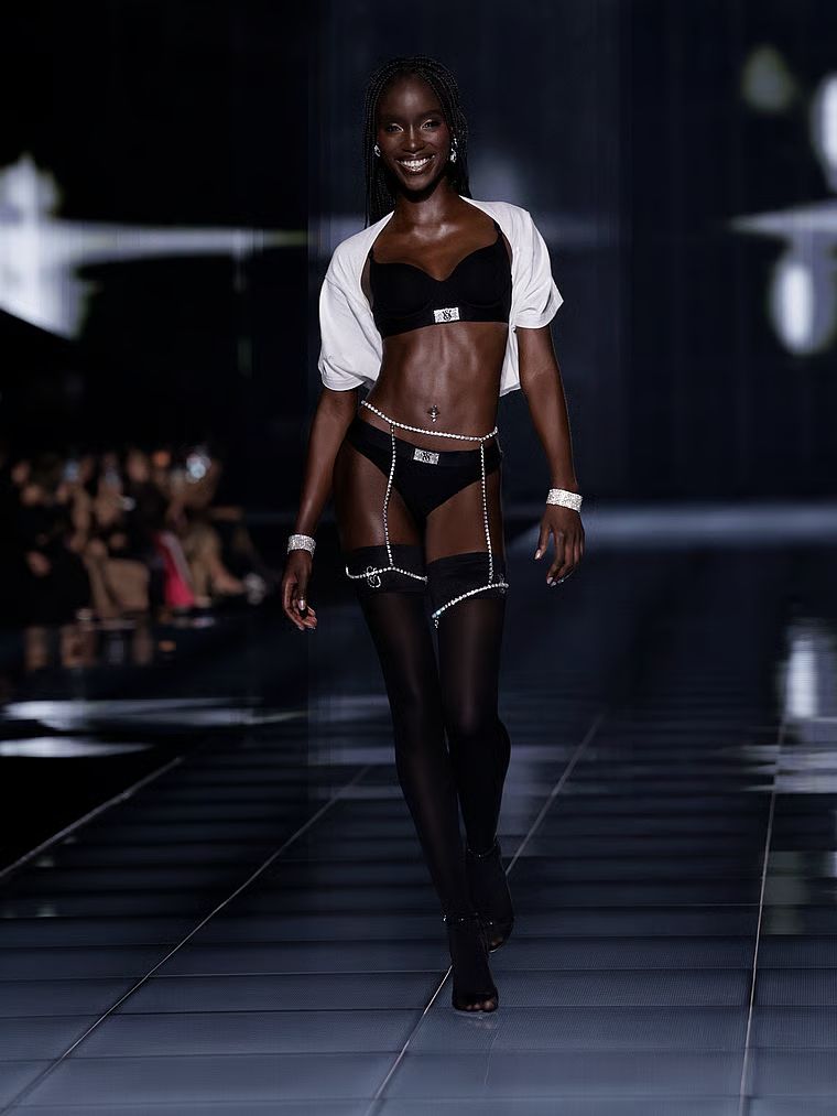 Tricou oversize din bumbac VSFS 2025. Produsul este de culoare albă și provine din colecția Angel Essentials.