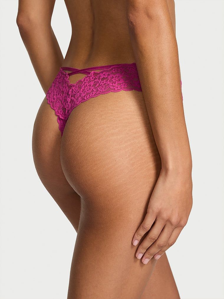 Tanga din dantelă cu bretele în spatele Blossom. Produsul este de culoare roz și provine din colecția Lacie.