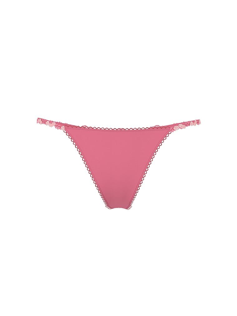 Sweet Melody își prinde tanga. Produsul este roz și provine din colecția Dream Angels.