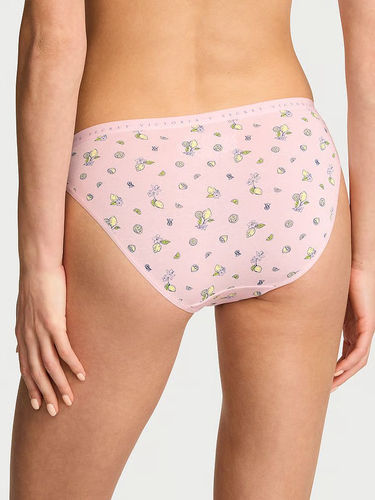 Chiloți de bumbac Bikini. Produsul este modelat și provine din colecția Victoria's Secret.