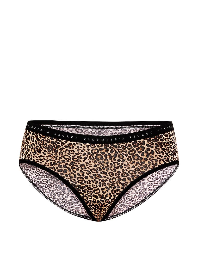 Chiloți din bumbac cu hiphugger. Produsul este modelat și provine din colecția Victoria's Secret.