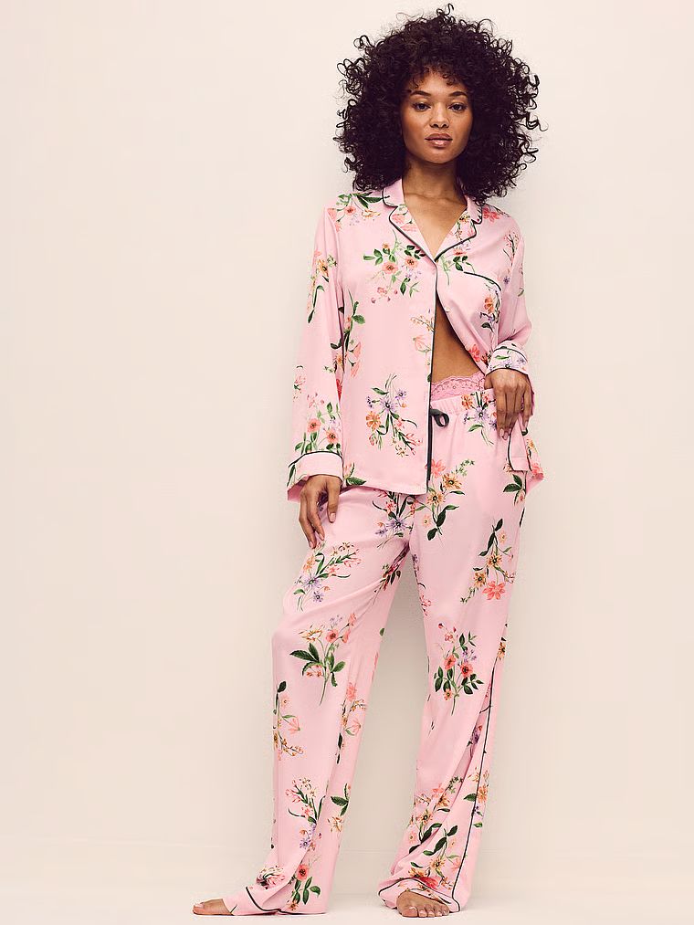 Pijamale din satin semnătură cu mâneci lungi. Produsul are un model floral și provine din colecția Victoria's Secret.