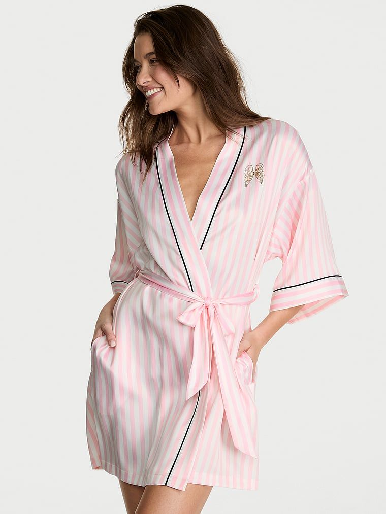 Halatul de baie scurt din satin, semnătură. Produsul are un model în dungi și provine din colecția Victoria's Secret.