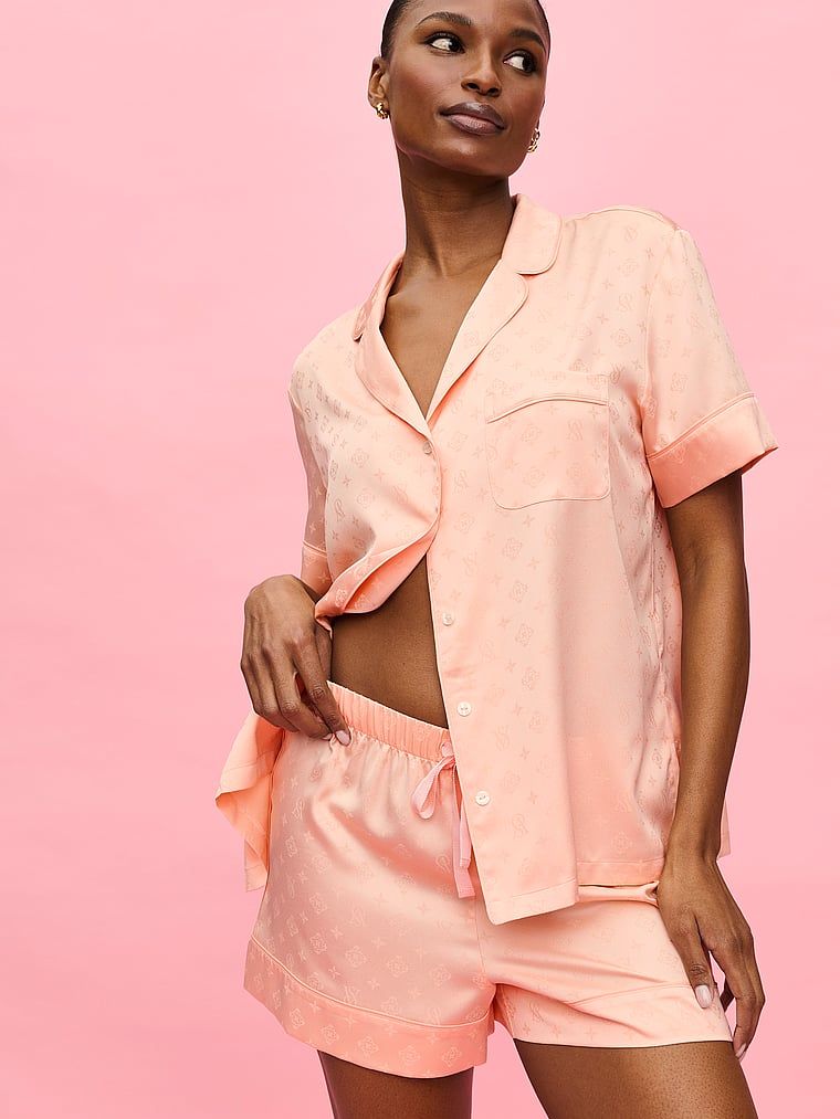 Pijamale de satin cu pantaloni scurți semnătură. Produsul este roz și provine din colecția Victoria's Secret.