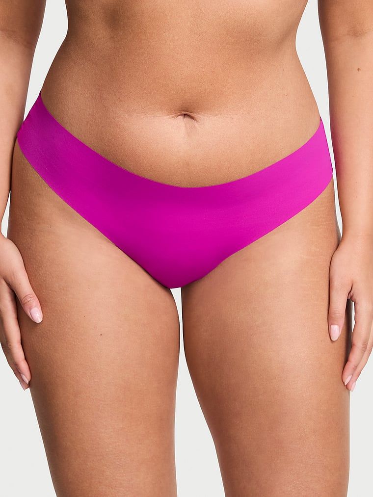 Tanga fără cusături cu bretele în spatele curelei No-Show. Produsul este de culoare violet și provine din colecția No-Show.