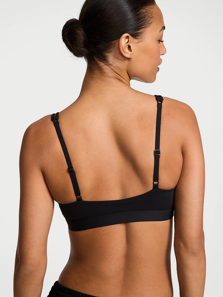 Sutien sport VSX Elevate Triangle. Produsul este negru și provine din colecția VSX.