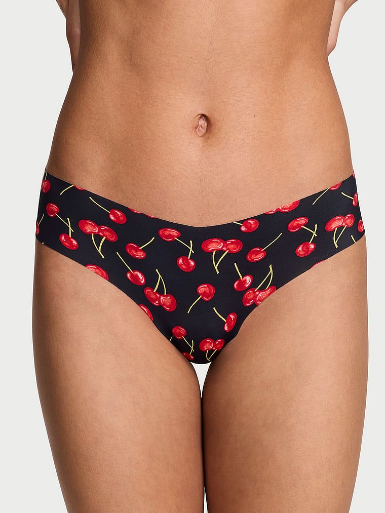 Tanga fără cusură cu bretele la spatele bretelelor No-Show Strappy. Produsul este modelat și provine din colecția No-Show.