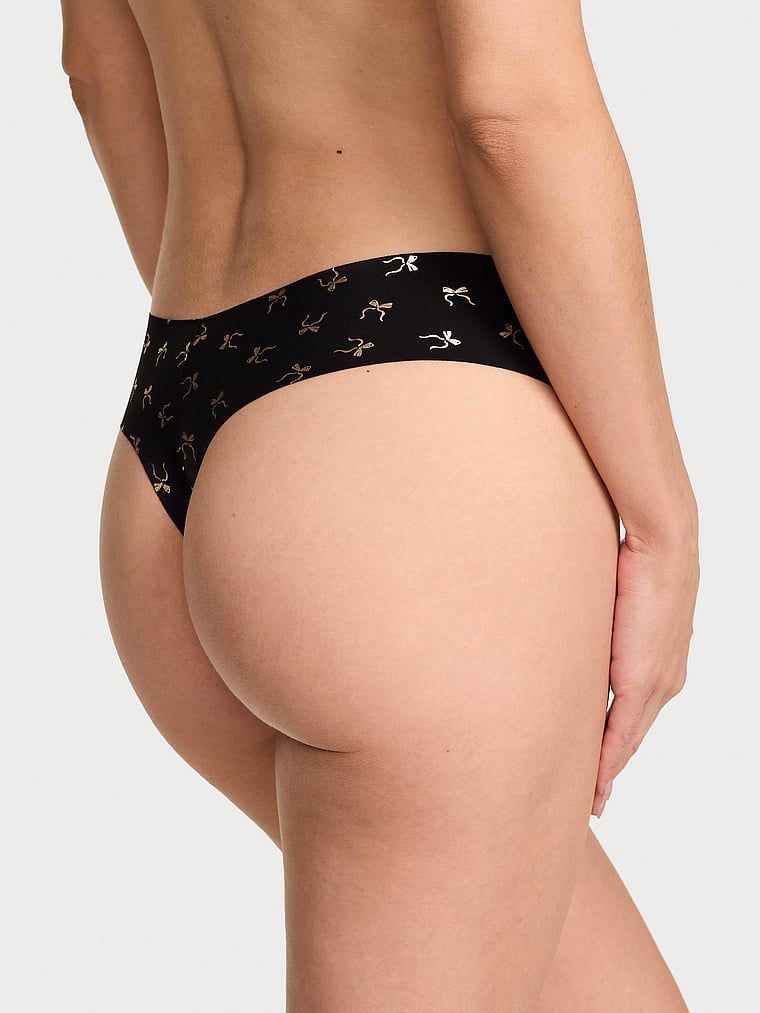 Tanga fără cusură. Produsul este modelat și provine din colecția No-Show.