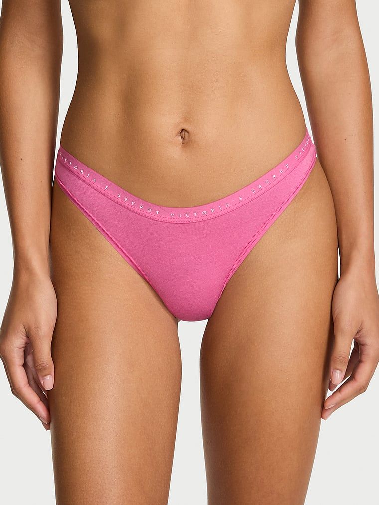 Tanga de bumbac cu picior înalt. Produsul este de culoare roz și provine din colecția Victoria's Secret.