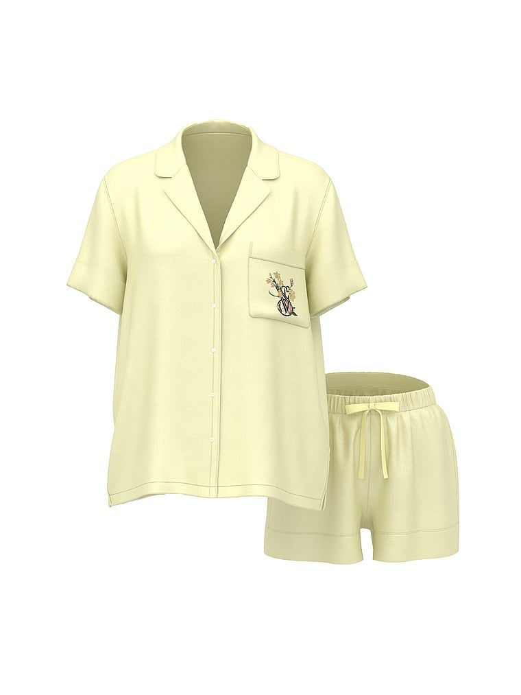 Pijamale de satin cu pantaloni scurți semnătură. Produsul este galben și provine din colecția Victoria's Secret.